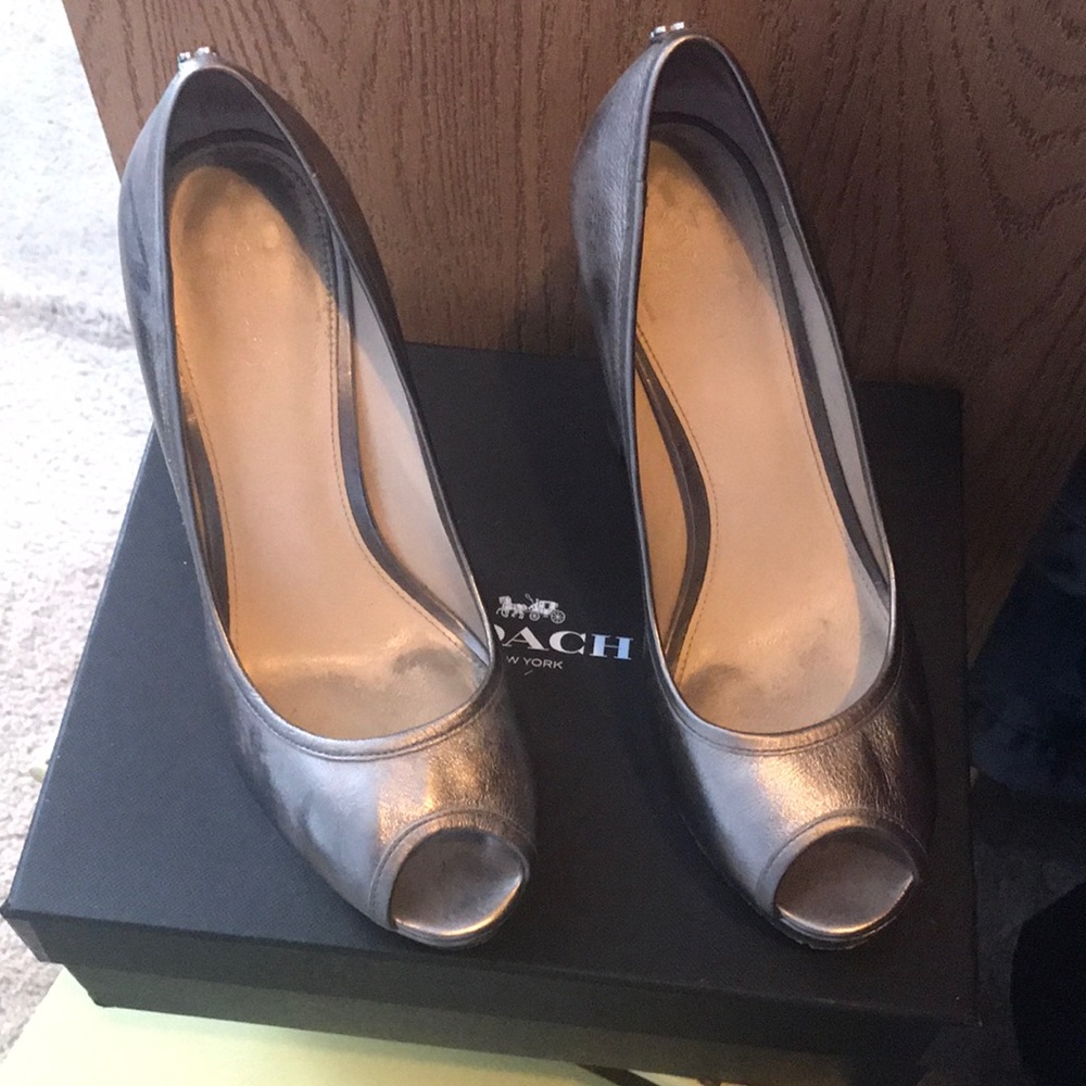 🌺🌸🌺🌸Lowest price Coach peep toe pewter heels👠